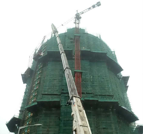 郑州吊车在工地上作业